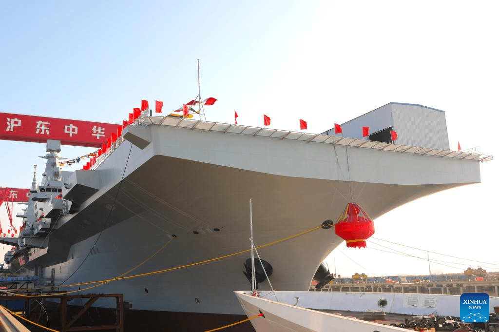 Navio de assalto anfíbio da China, marcando um avanço nas capacidades militares do país, com foco na nova geração de tecnologia.