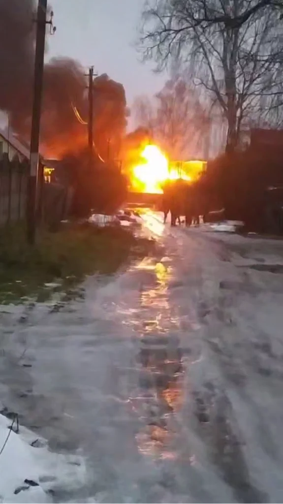 Uma base de petróleo russa na região de Smolensk queimou intensamente após um ataque de drone ucraniano nas primeiras horas da manhã de 25 de dezembro.