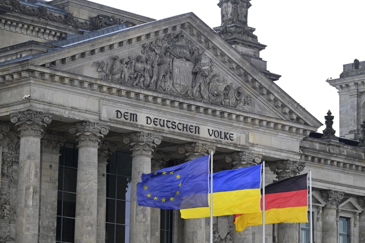 Bandeiras da União Europeia, Ucrânia e Alemanha no edifício do Reichstag, representando o anúncio de dissolução do Parlamento e as próximas eleições na Alemanha.