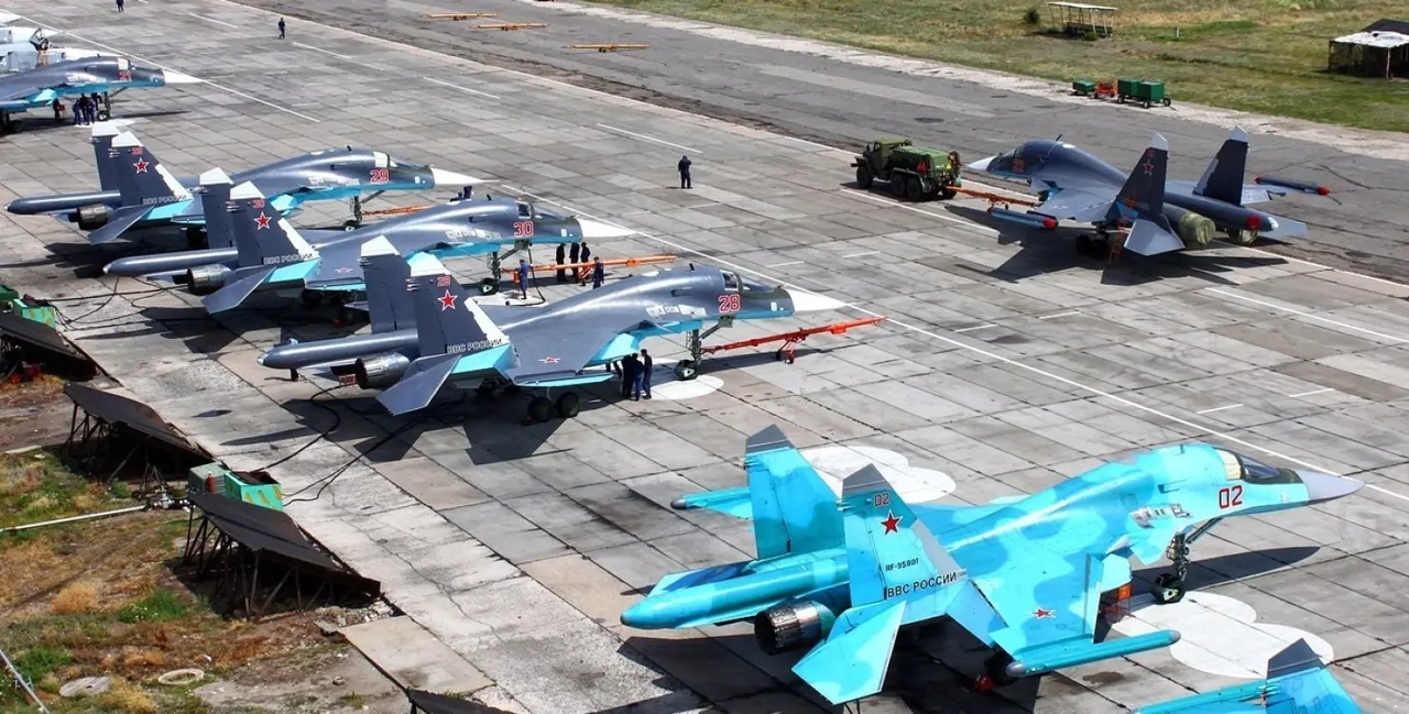 Vários aviões no campo militar, enquanto a Rússia reporta enxame de drones sobre o campo de aviação de Baltimore.