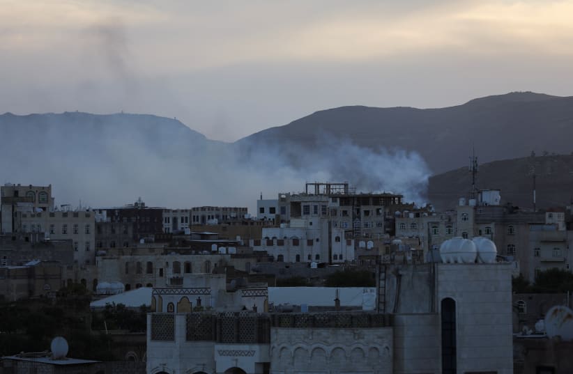 Fumaça sobe do local dos ataques em Sanaa, Iêmen, em 4 de outubro de 2024.
