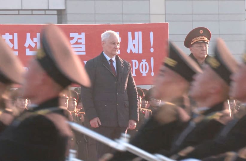 Ministros da Defesa da Rússia e da Coreia do Norte observando soldados norte-coreanos desfilando, com foco nas baixas sofridas na linha de frente da Ucrânia.