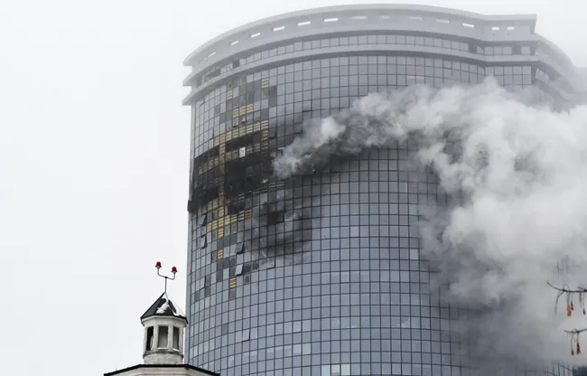 Edifício de grande altura em Kazan, Rússia, sendo atingido por drones, com fumaça saindo do prédio
