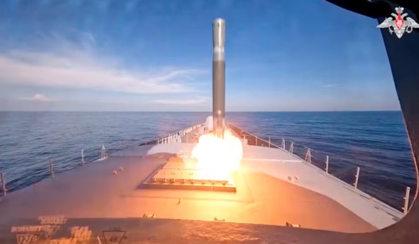 Navio da marinha russa lançando um míssil, demonstrando a expansão das capacidades militares do país.