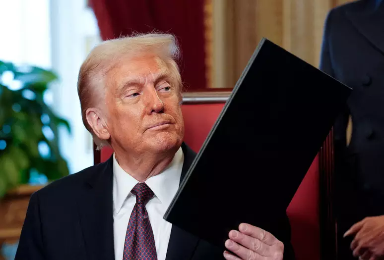 Trump durante discurso, anunciando a extinção de mais de mil cargos no governo federal para reduzir custos e burocracia.