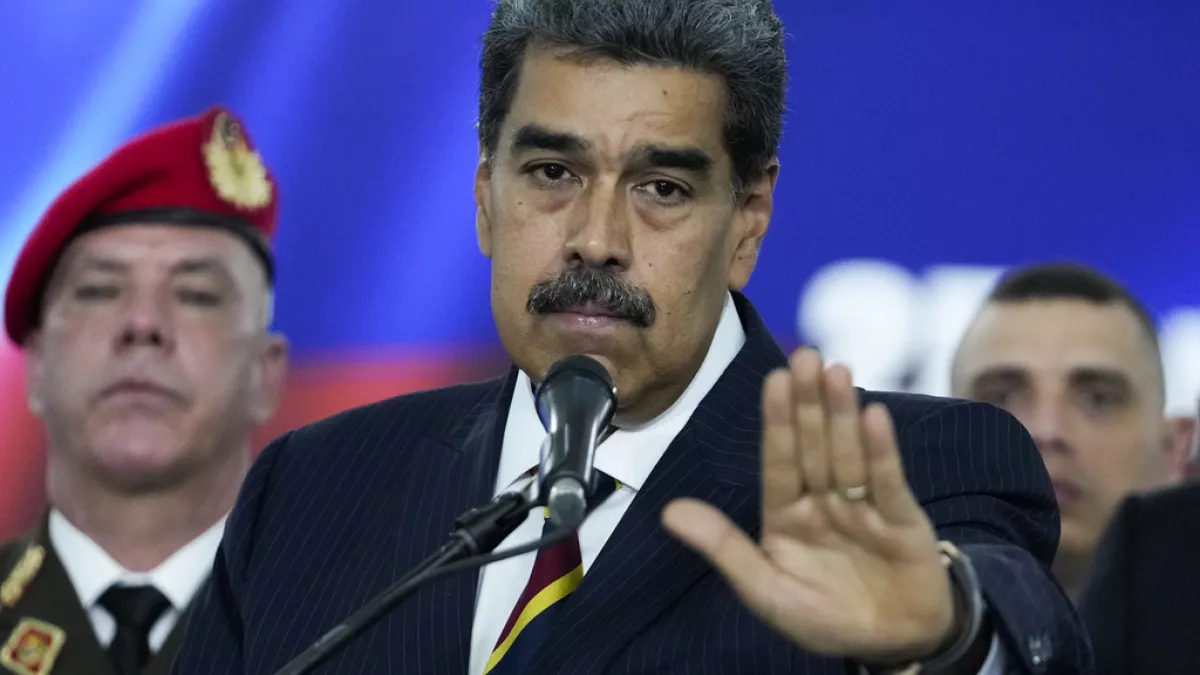 Foto de Nicolás Maduro, presidente da Venezuela, em um evento público. A imagem está sendo usada para ilustrar a matéria sobre o aumento da recompensa de US$25 milhões pelos EUA para sua captura.
