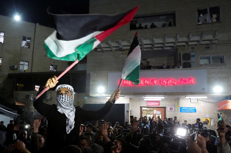 Pessoas celebram o acordo de cessar-fogo em Khan Yunis, no sul da Faixa de Gaza, em 15 de janeiro de 2025.