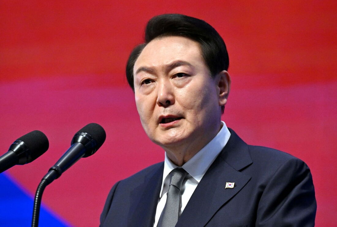 Foto do presidente Yoon Suk-yeol da Coreia do Sul, com semblante sério, durante uma aparição pública.