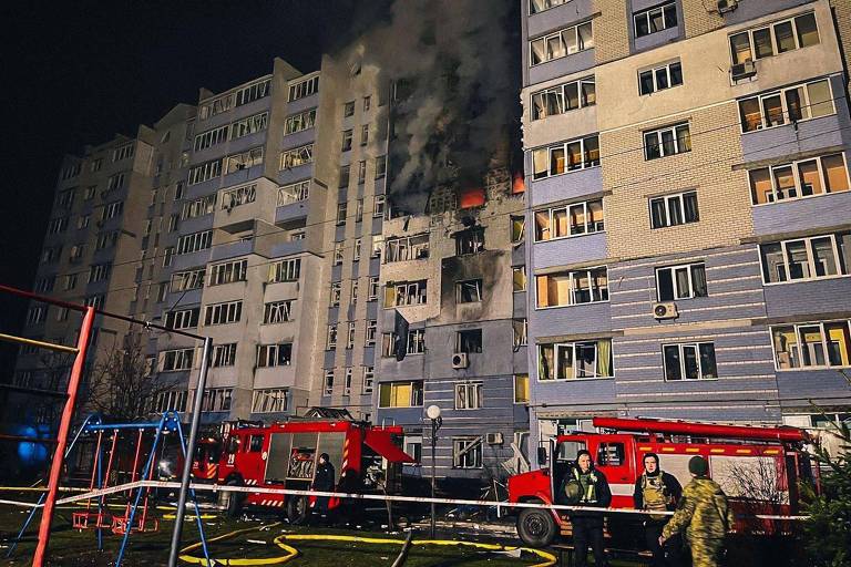 Bombeiros trabalham no local de um prédio de apartamentos danificado durante um ataque de drone russo, no meio do ataque da Rússia à Ucrânia, na cidade de Hlevakha, região de Kyiv, Ucrânia, 24 de janeiro de 2025. Serviço de Imprensa do Serviço de Emergência do Estado da Ucrânia na região de Kyiv/Divulgação via REUTERS.