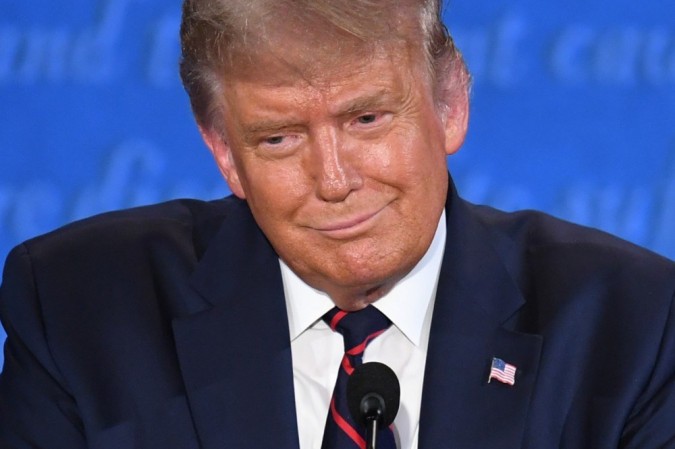 Trump durante uma conferência de imprensa, criticando a contribuição da Espanha à OTAN e anunciando tarifas de 100% sobre empresas espanholas