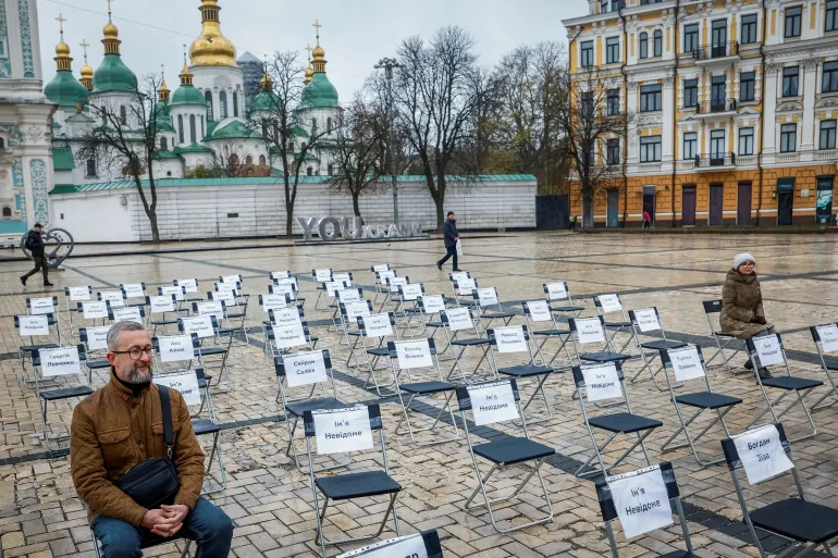 O então vice-presidente do Mejlis do Povo Tártaro da Crimeia, Nariman Dzhelyal (à esquerda), e a ativista de direitos humanos Liudmyla Huseinova, que foram presos em territórios ucranianos controlados pela Rússia e depois libertados como parte de uma troca de prisioneiros, comemoram jornalistas e artistas presos, detidos e desaparecidos [Arquivo: Alina Smutko/Reuters].