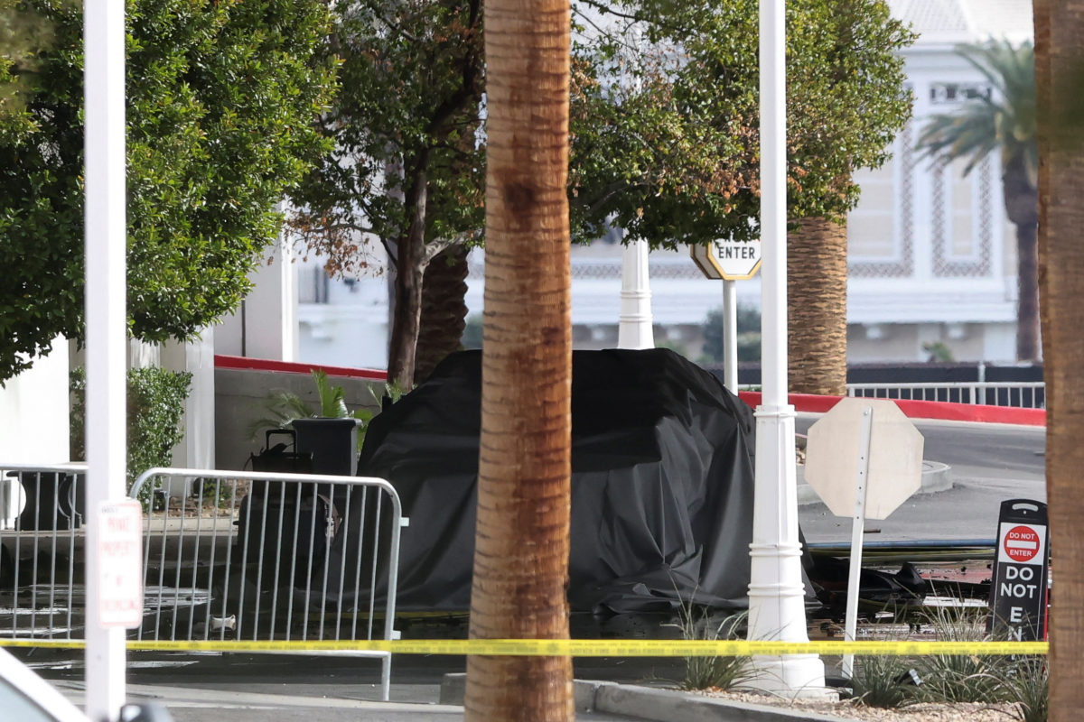 Tesla Cybertruck coberto com pano preto após explosão em Las Vegas que deixou uma vítima fatal.