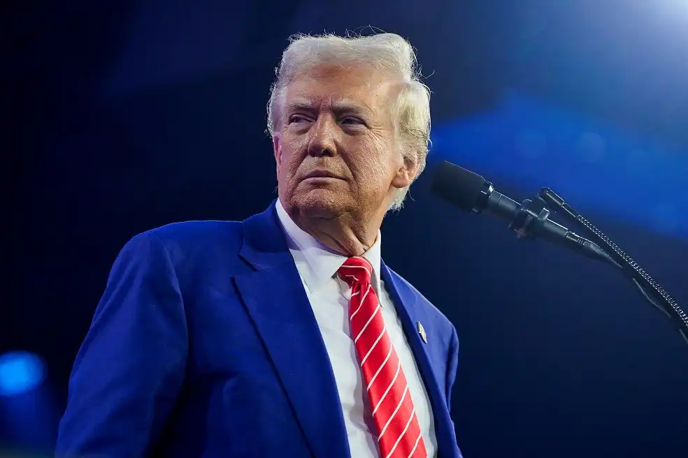 Donald Trump prepara uma série de ordens executivas no primeiro dia de seu mandato, incluindo ações sobre imigração, comércio e perdão aos envolvidos no ataque ao Capitólio.