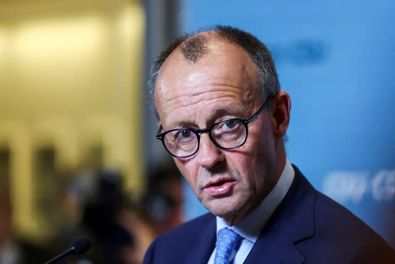 Friedrich Merz, líder da CDU, discursando durante evento de campanha, destacando-se como favorito nas eleições alemãs de 2025.