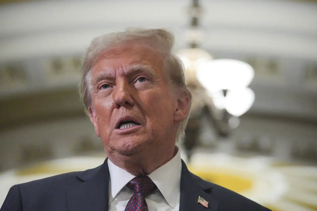 Imagem do presidente Donald Trump anunciando o investimento de US$ 500 bilhões em inteligência artificial, com destaque para as bandeiras dos EUA e empresas parceiras como OpenAI e Oracle.