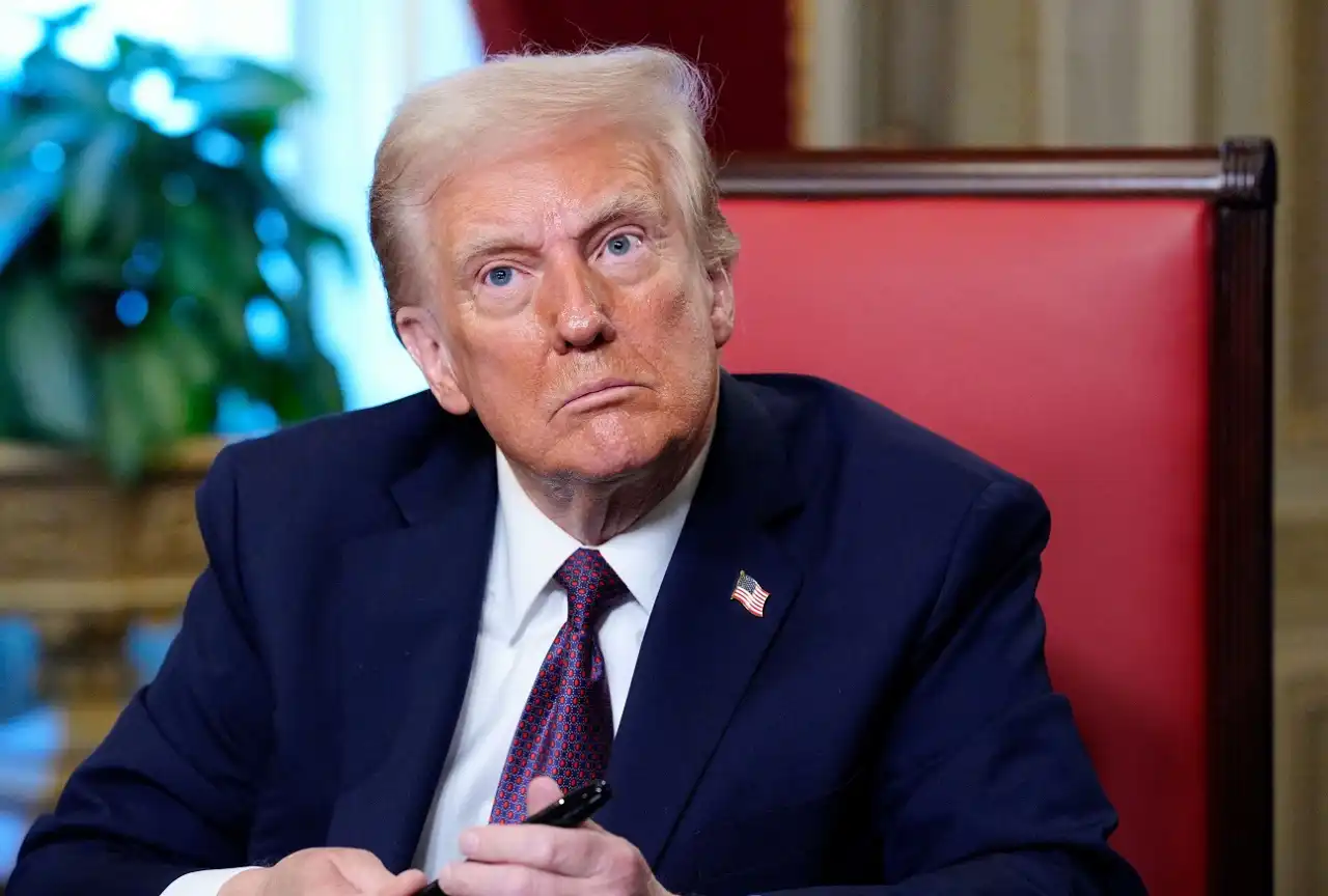 Donald Trump em evento onde anunciou a revogação de proteções a indivíduos transgêneros e a suspensão de programas de diversidade no governo federal.
