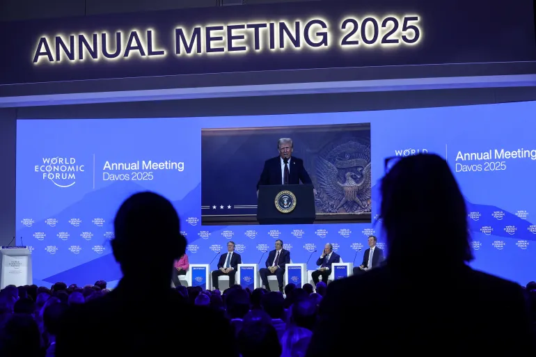 O presidente dos EUA, Donald Trump, promete tarifas sobre produtos feitos fora dos EUA em um discurso no Fórum Econômico Mundial em Davos, Suíça, no dia 23 de janeiro [Yves Herman/Reuters].