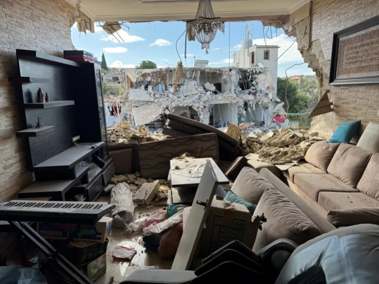 Edifícios danificados em Naqoura, perto da fronteira com Israel, no sul do Líbano [Arquivo: Ali Hankir/Reuters]