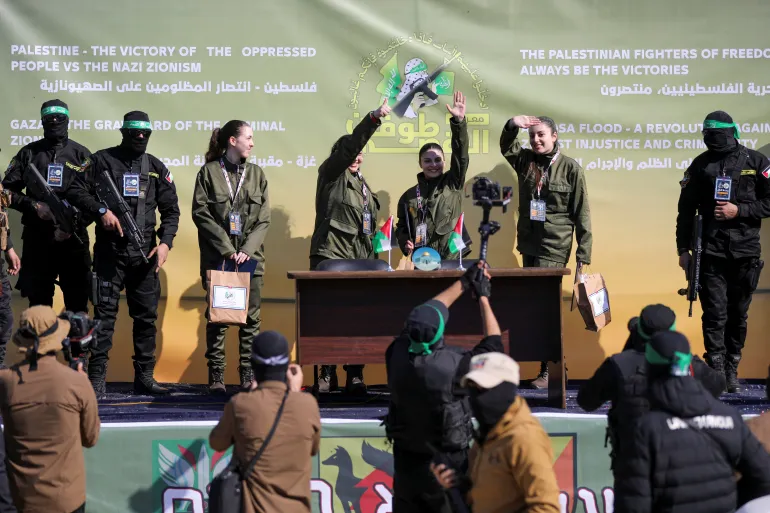 Quatro soldadas israelenses libertadas pelo Hamas como parte de um acordo de trégua e troca de prisioneiros e reféns [Dawoud Abu Alkas/Reuters].