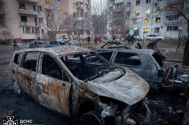 O local de um ataque com drone russo em Odesa, Ucrânia, em 28 de janeiro de 2025 [Divulgação/Serviço de Imprensa do Serviço de Emergência Estadual da Ucrânia na região de Odesa via Reuters].