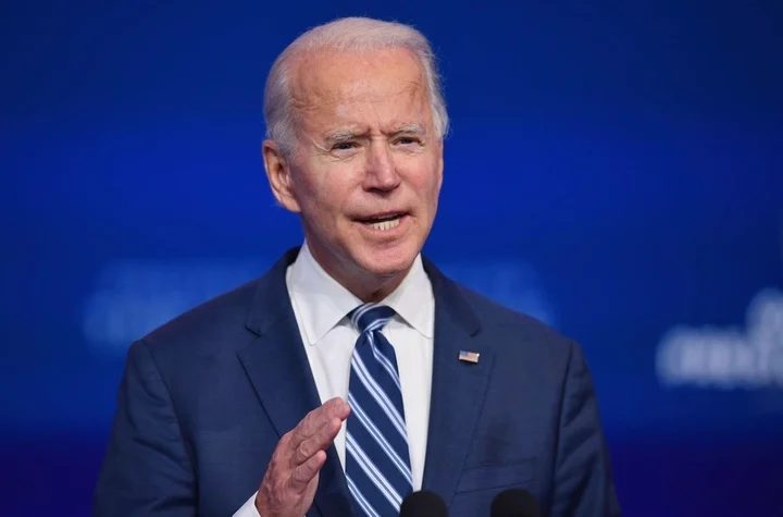 Joe Biden discursando durante seus últimos momentos como presidente dos Estados Unidos.