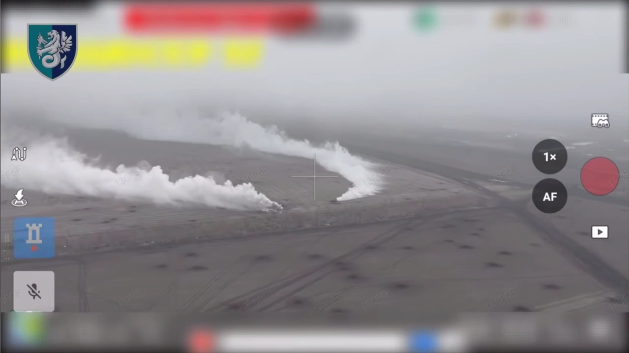 Captura de drone mostrando fuzileiros ucranianos destruindo o assalto russo e derrubando veículos blindados e soldados inimigos.
