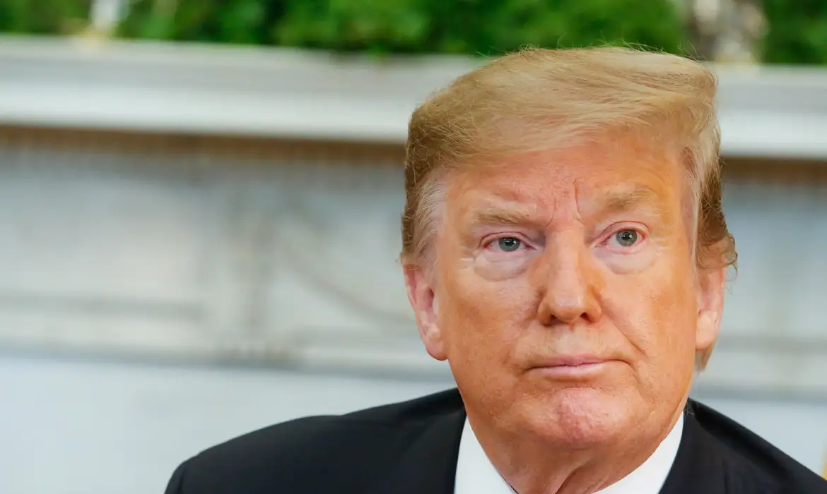 Donald Trump, em uma postura reflexiva.