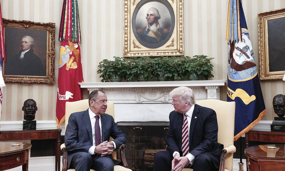 Imagem de Donald Trump e Sergei Lavrov discutindo relações internacionais e as expectativas da Rússia em relação ao governo Trump.