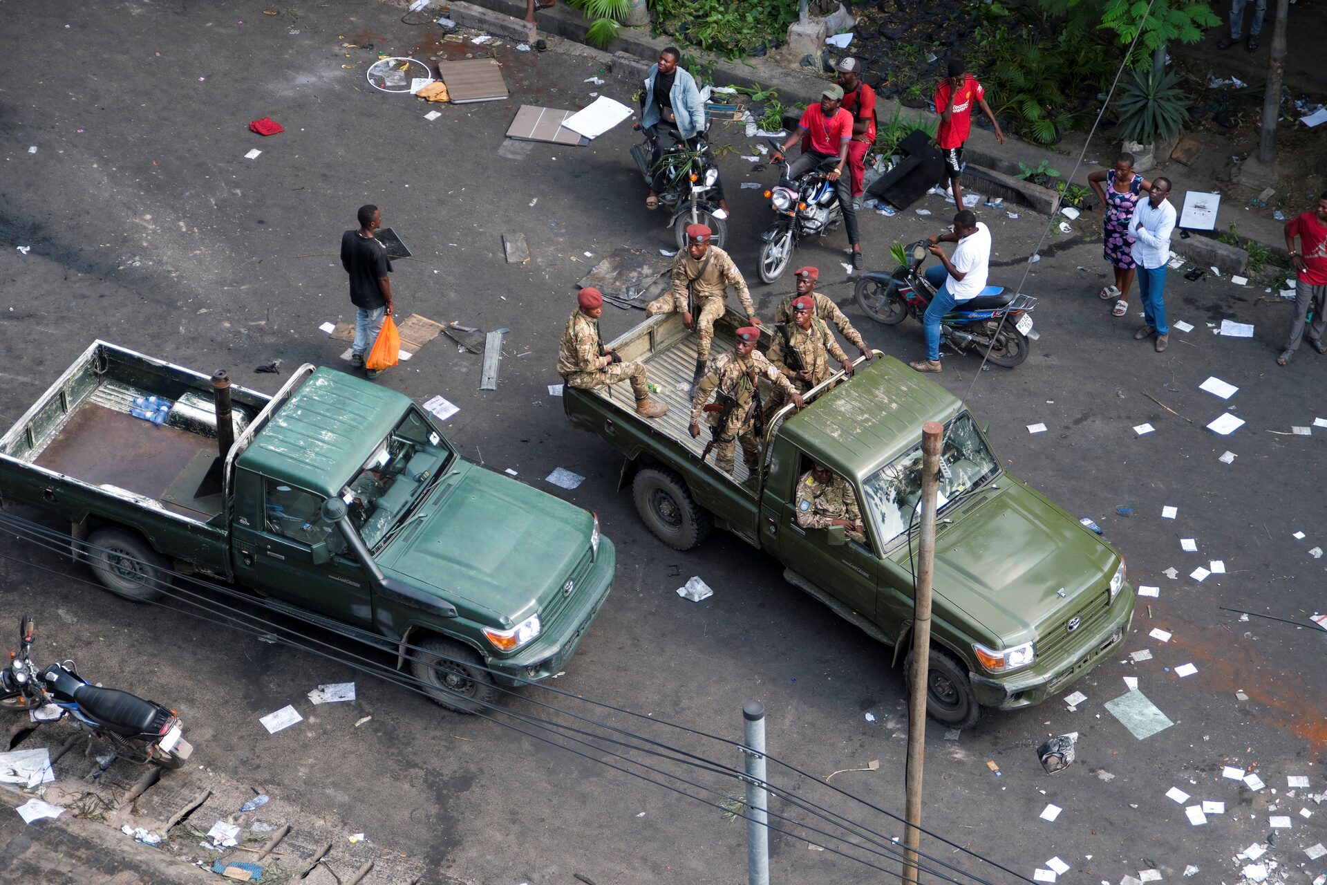Soldados congoleses chegam ao prédio da embaixada de Ruanda, saqueado por manifestantes, em Kinshasa, República Democrática do Congo, 28 de janeiro de 2025. REUTERS/Justin Makangara.