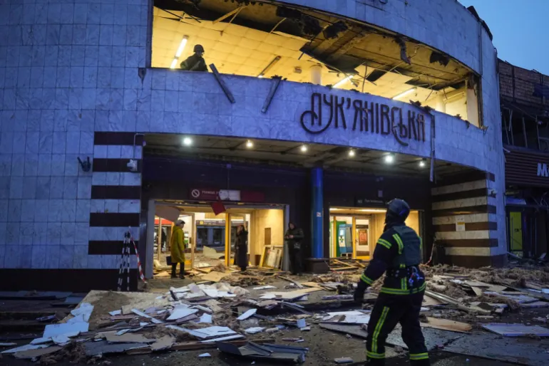 Bombeiros trabalham no local da estação de metrô Lukianivska danificada após um ataque com míssil russo em Kyiv [Efrem Lukatsky/AP Photo].