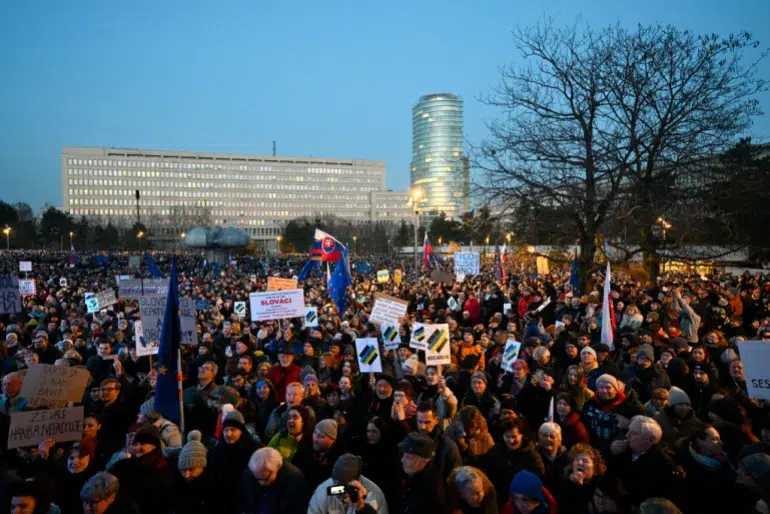 Cerca de 60.000 manifestantes se reuniram em Bratislava para protestar contra a mudança de direção do primeiro-ministro Robert Fico, que se afasta da União Europeia em favor da Rússia, em 24 de janeiro de 2025 [Denes Erdos/AP Photo].