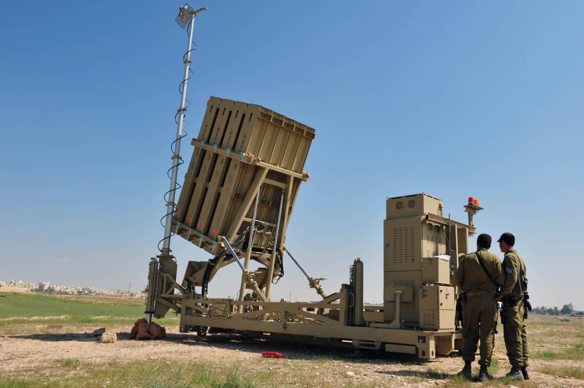 Oficiais militares de Israel observando a interceptação de drones pelo sistema de defesa Iron Dome