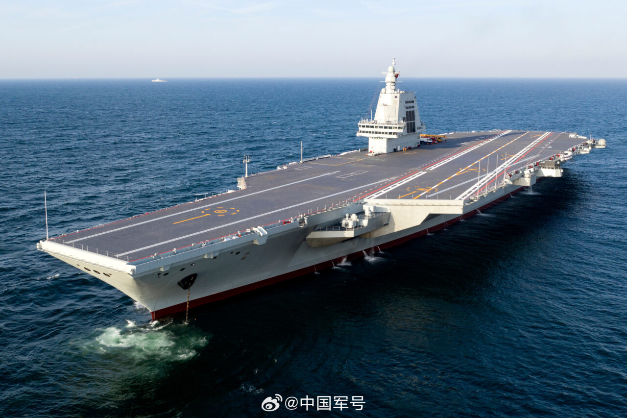 Porta-aviões da China em operação naval no Mar do Sul da China, refletindo a expansão da força naval chinesa.