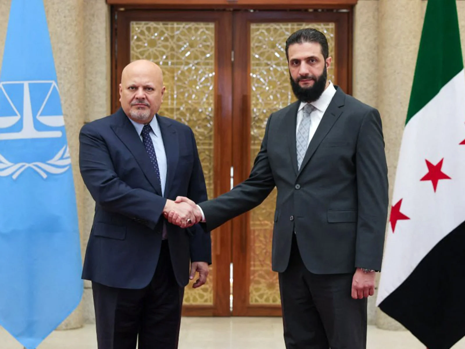O novo líder da Síria, Ahmed al-Sharaa, à direita, se reúne com o promotor do Tribunal Penal Internacional, Karim Khan, em Damasco, em 17 de janeiro de 2025.
