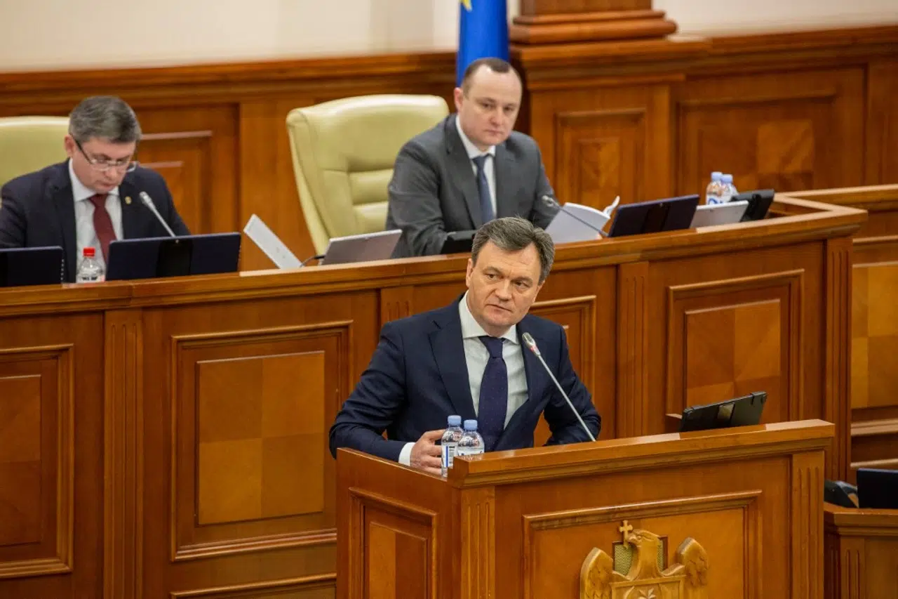 O primeiro-ministro da Moldávia, Dorin Recean, discursa no Parlamento moldavo durante a votação do seu investimento em Chisinau, a 16 de fevereiro de 2023. (Foto de Elena COVALENCO / AFP)