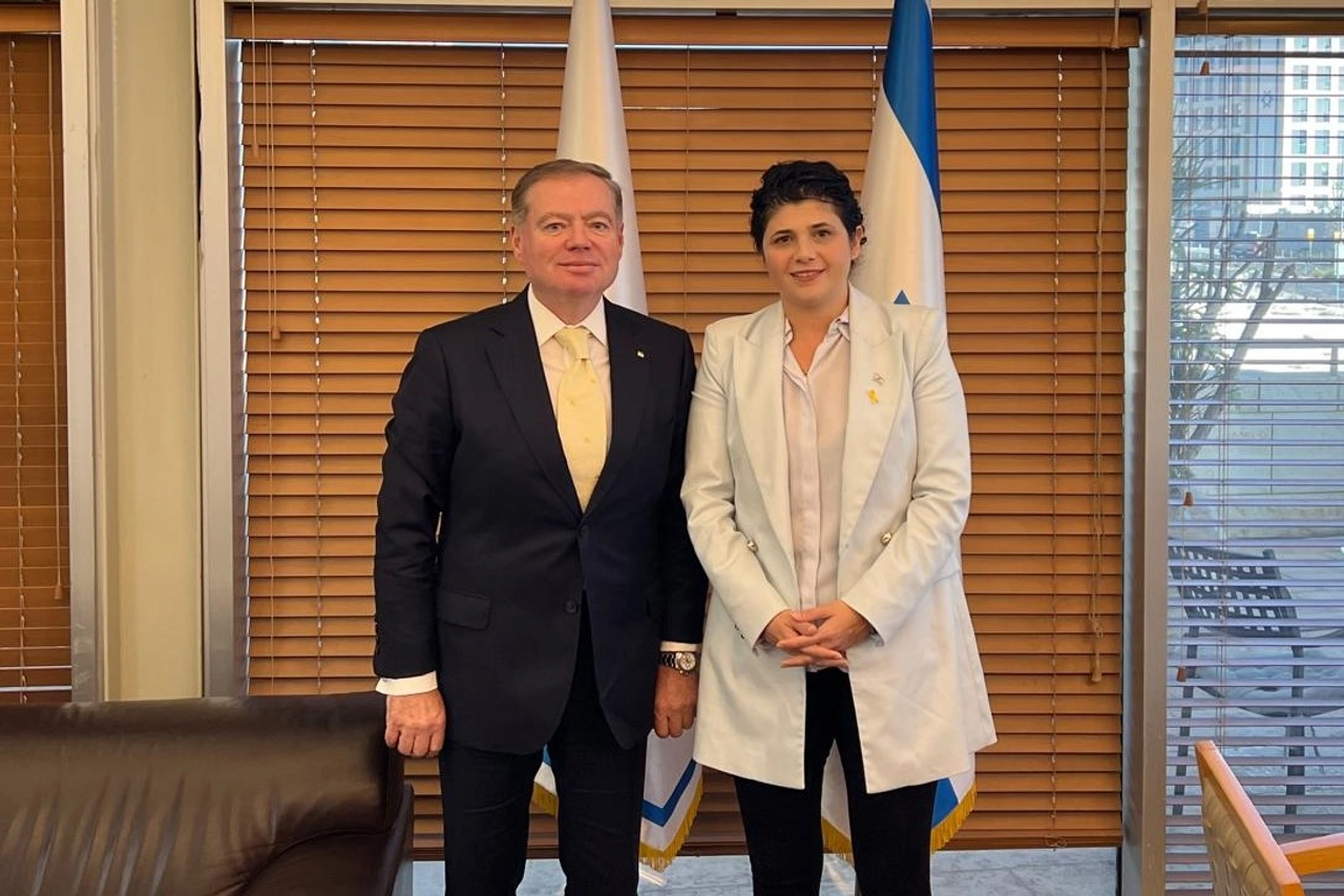 o embaixador ucraniano em Israel, Yevhen Korniychuk, se reuniu com a vice-ministra das Relações Exteriores de Israel, Sharren Haskel, na terça-feira, 21 de janeiro. Durante o encontro, o embaixador agradeceu a Israel pela oferta de fornecer as armas apreendidas.