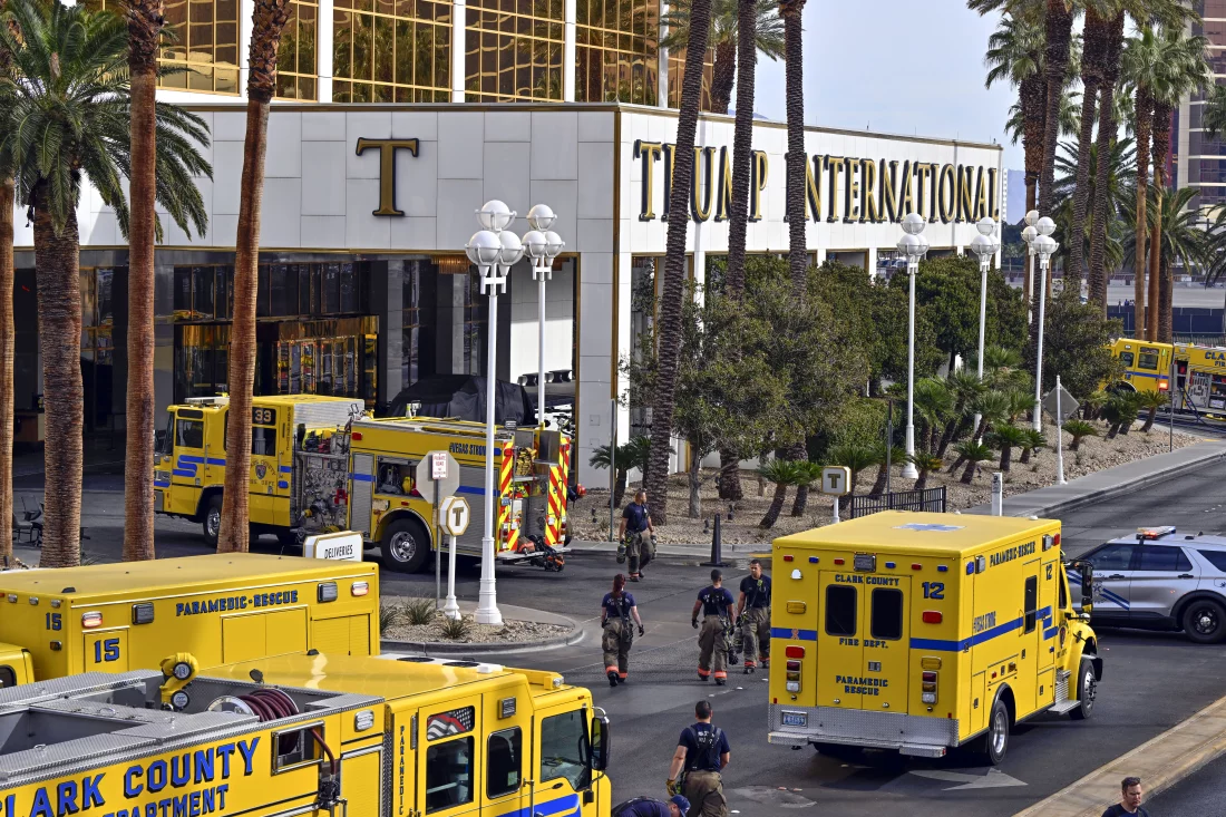 Carros de bombeiros em frente ao hotel de Trump, enquanto investigam o possível tiro autoinfligido do motorista do Cybertruck.