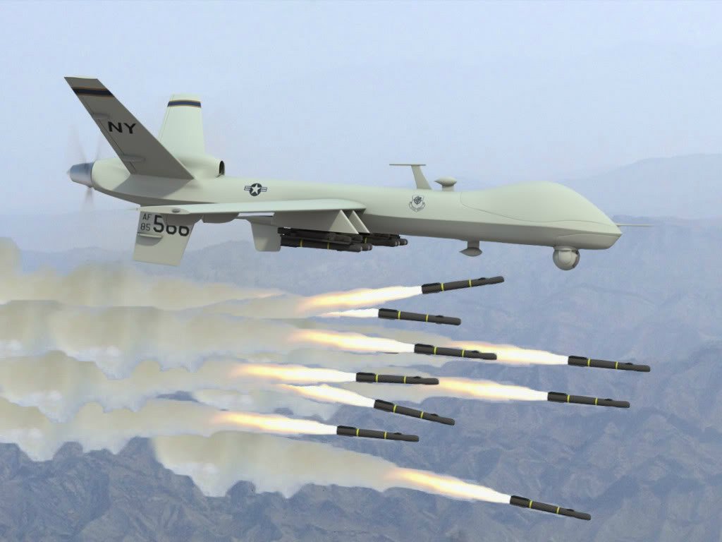 Imagem de drones lançando mísseis durante um ataque aéreo, ilustrando operações militares com UAVs.