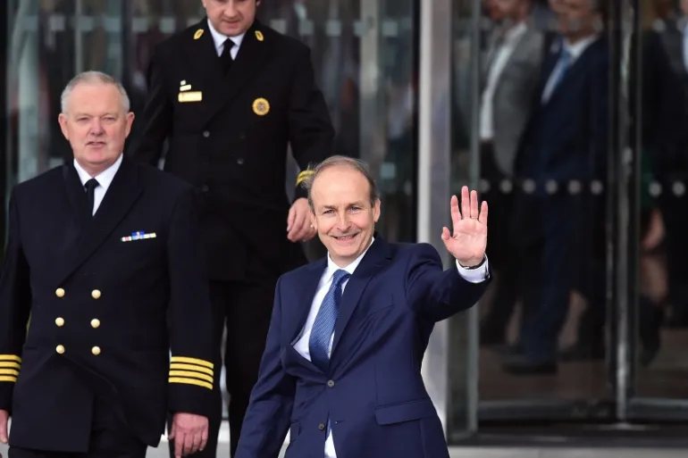 O líder do Fianna Fail, Micheal Martin, acena para a mídia reunida [Arquivo: Charles McQuillan/Getty Images].