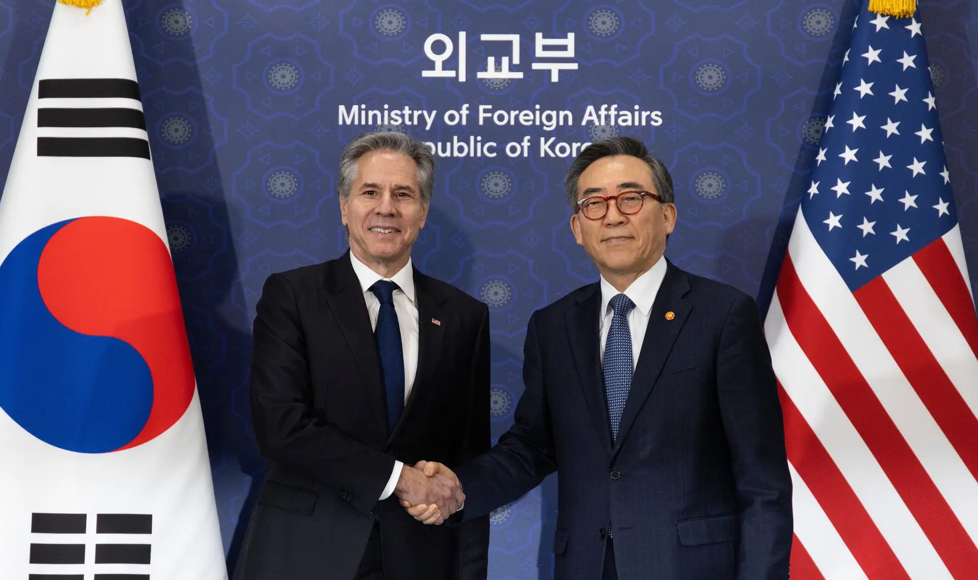 Antony Blinken tirando uma foto com o presidente de mais dada durante sua visita oficial a Seul, na Coreia do Sul.