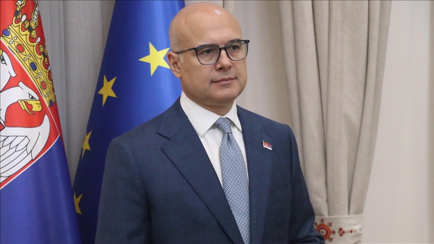 O primeiro-ministro da Sérvia, Milos Vucevic, anuncia sua renúncia em Belgrado.