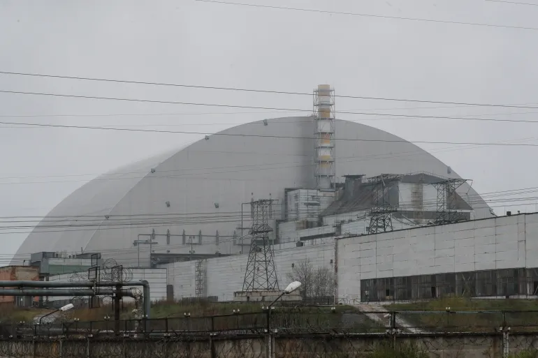 O abrigo de proteção sobre os restos do reator nuclear Unidade 4 na usina nuclear de Chernobyl, perto da cidade de Chernobyl, Ucrânia [Arquivo: Sergey Dolzhenko/EPA-EFE] Fonte: Al Jazeera