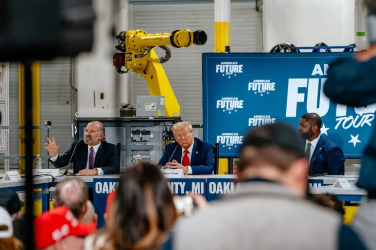O anúncio das tarifas confirma a repetida ameaça de Trump durante a campanha presidencial de 2024 e desde que assumiu o cargo, desafiando os avisos de economistas renomados de que uma nova guerra comercial erodiria o crescimento dos EUA e global, além de aumentar os preços para consumidores e empresas [Arquivo: Nick Hagen/EPA].