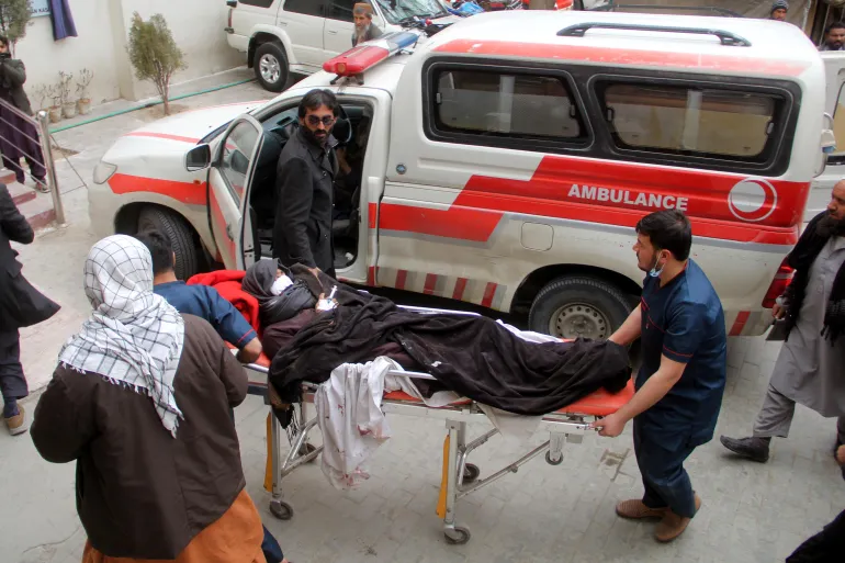 Vítimas são transferidas para um hospital após a explosão de um dispositivo explosivo improvisado (IED) na área de Harnai, na província de Baluchistão, em Quetta, Paquistão [Sami Khan/EPA] Fonte: Al Jazeera
