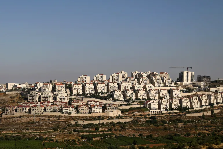 Mais de 500.000 colonos vivem na Cisjordânia ocupada, que abriga cerca de três milhões de palestinos.[Foto: Reuters] Fonte: Al Jazeera