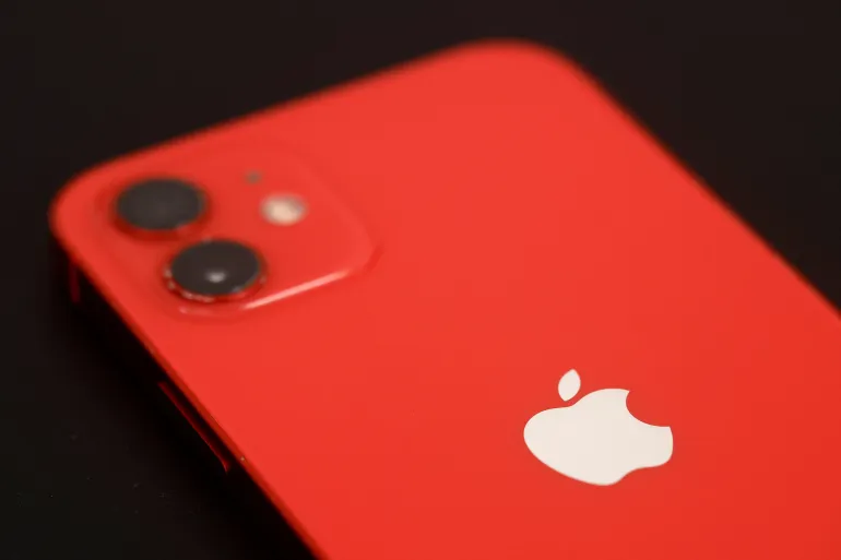 O CEO da Apple afirmou que a fabricação da empresa no México será transferida para os Estados Unidos. [File: Stephane Mahe/Reuters] Fonte: Al Jazeera