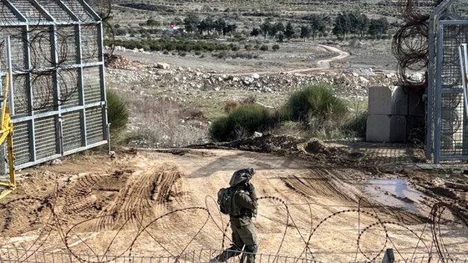 Um soldado israelense caminha pela linha de cessar-fogo com a Síria e as Colinas de Golã, sob ocupação israelense.[File: Avi Ohayon/Reuters] Fonte: Al Jazeera
