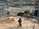 Um soldado israelense caminha pela linha de cessar-fogo com a Síria e as Colinas de Golã, sob ocupação israelense.[File: Avi Ohayon/Reuters] Fonte: Al Jazeera