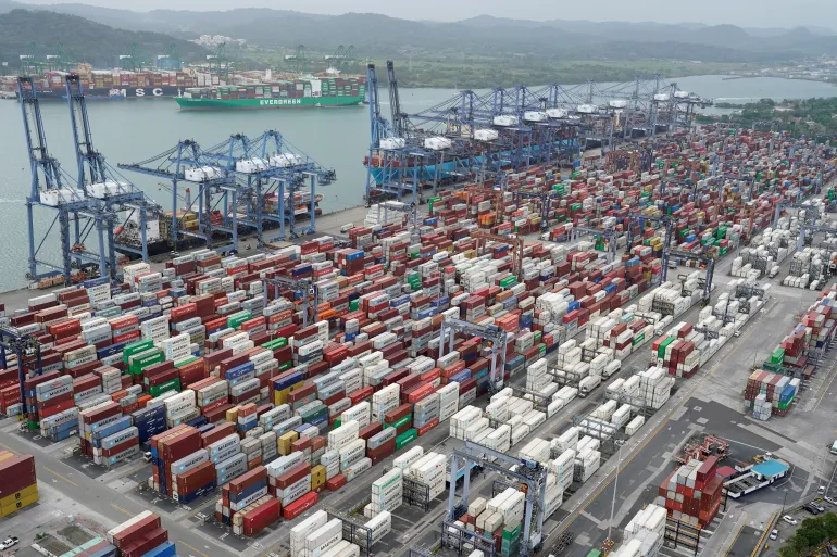 Os Estados Unidos e o Panamá assinaram dois acordos em 1977 que pavimentaram o caminho para a devolução do canal ao controle total do Panamá até 1999. [Arquivo: Enea Lebrun/Reuters]