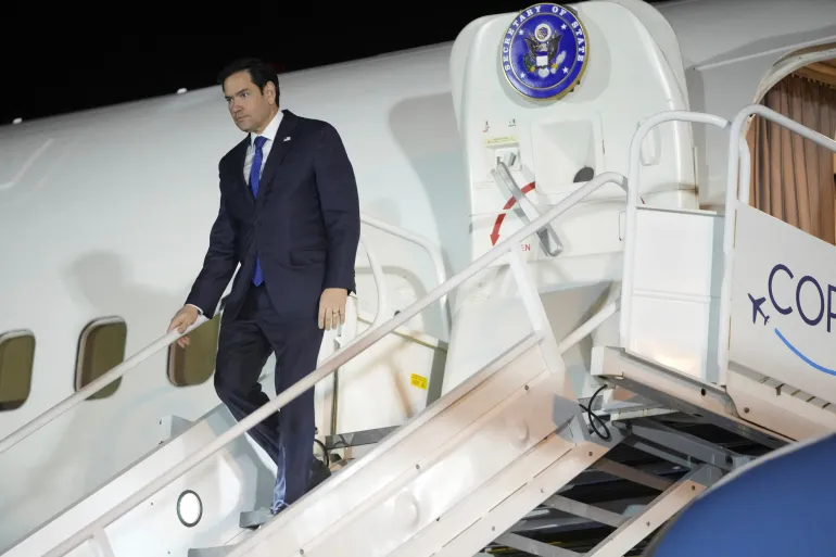 O secretário de Estado dos EUA, Marco Rubio, desembarca no aeroporto internacional de Panamá Pacifico, Panamá, em 1º de fevereiro [Mark Schiefelbein/Pool via Reuters].